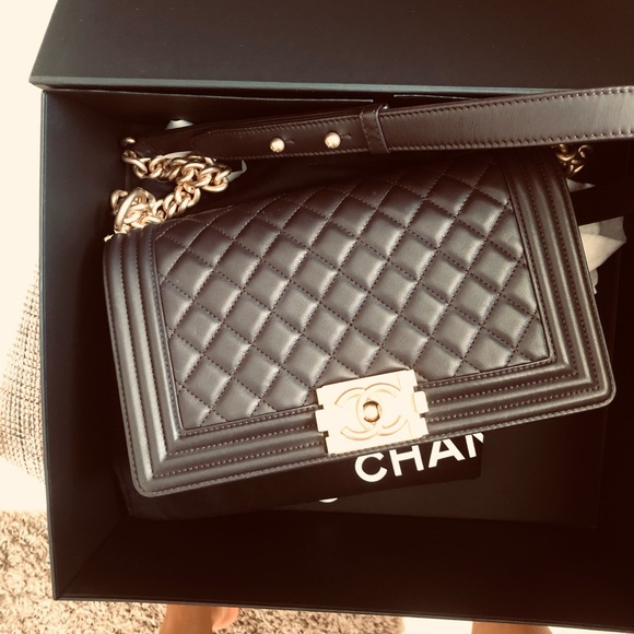 New CHANEL  Quilted Medium Boy Flap Shoulder Bag with Gold Chain. - Picture 4 of 13